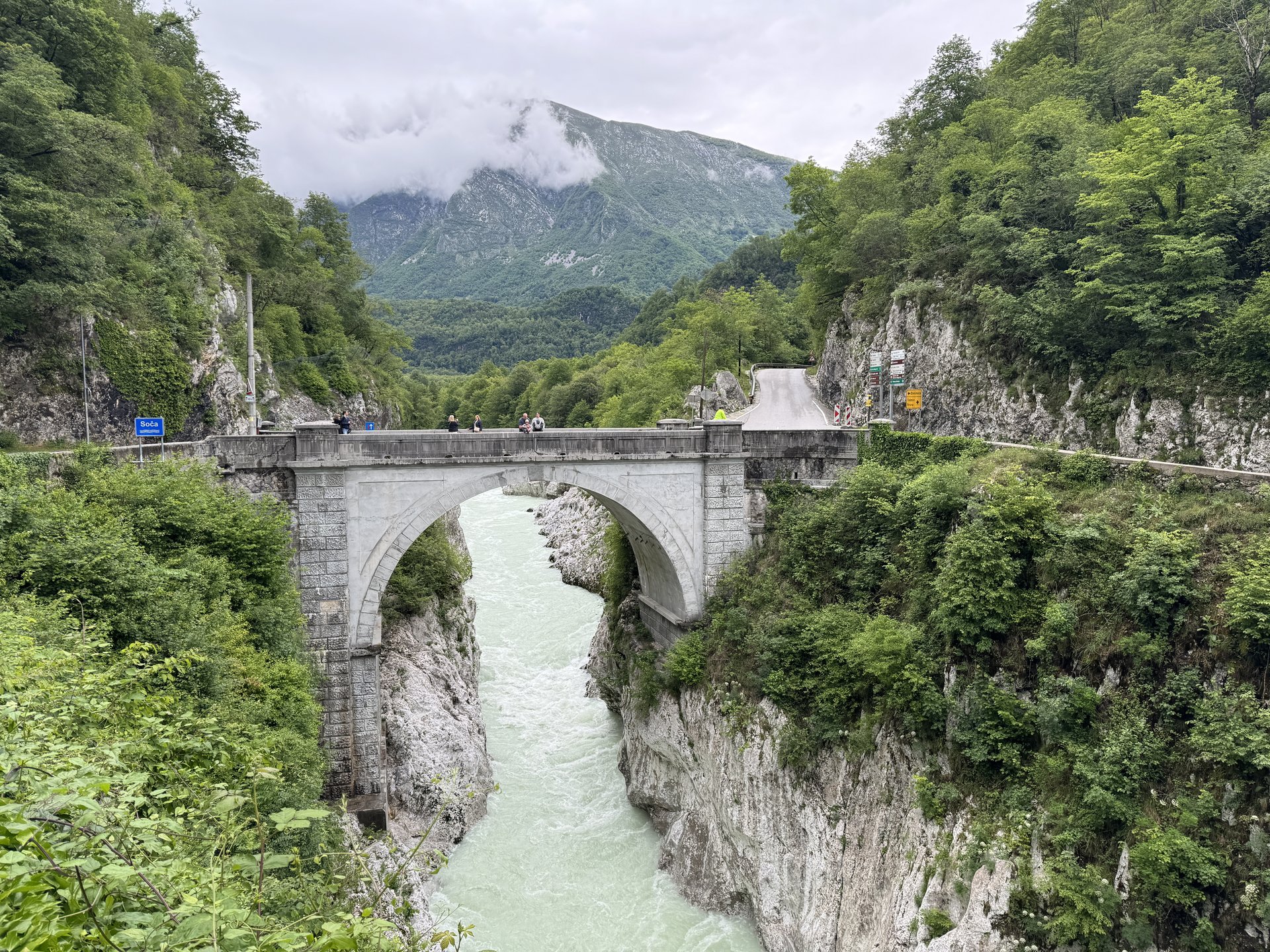 Über der smaragdgrünen Soča – Steinbrücke im Canyon