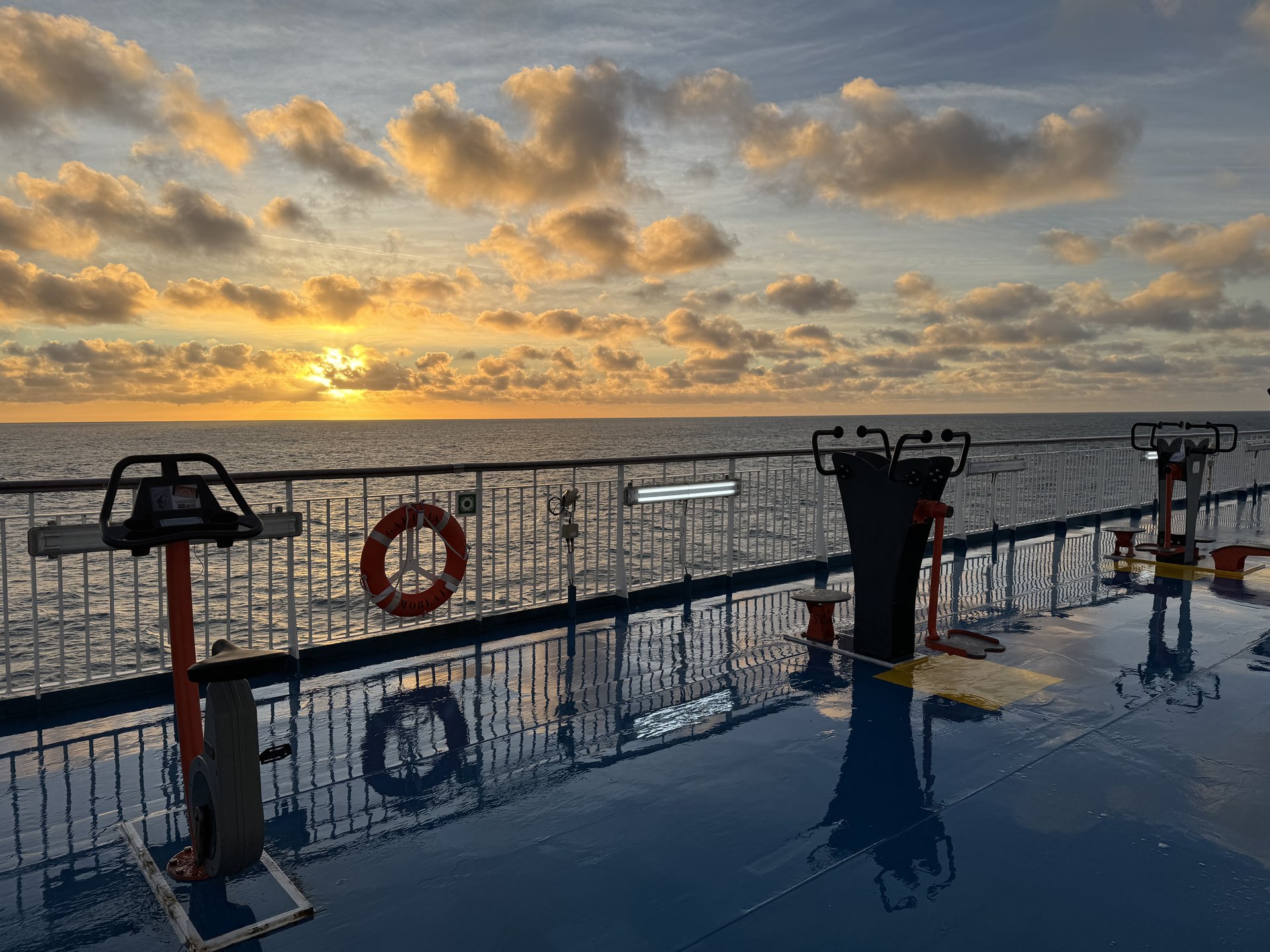 Sonnenaufgang über dem Atlantik auf dem Weg nach Irland